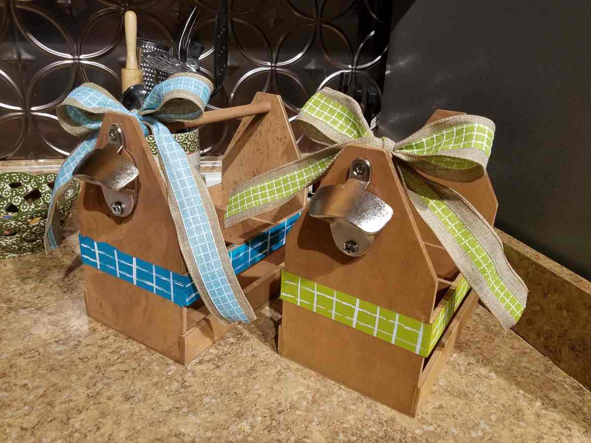 How to Paint this Simple “Cheers & Carry” Beverage&nbsp;Caddy